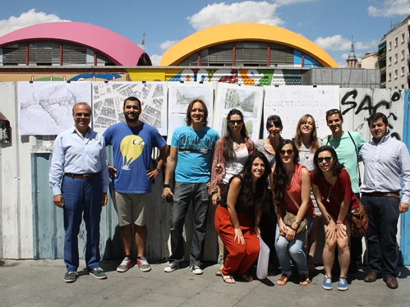 El-equipo-presentando-el-proyecto-en-la-Plaza-de-la-Cebada