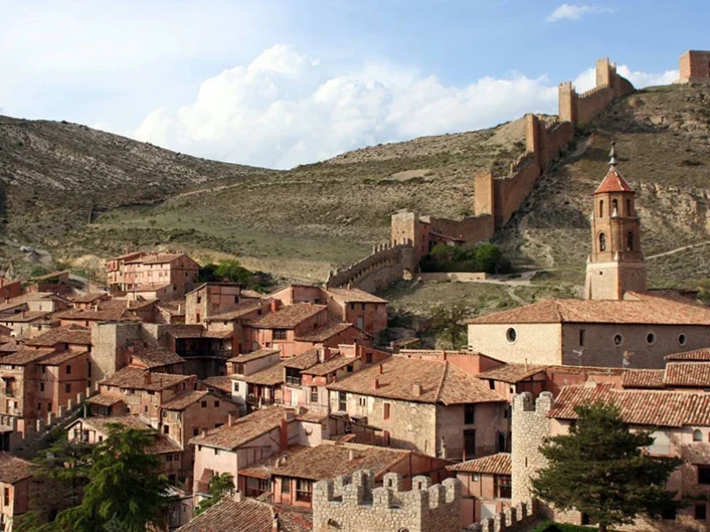 Vista-del-conjunto-de-Albarracín-y-la-muralla